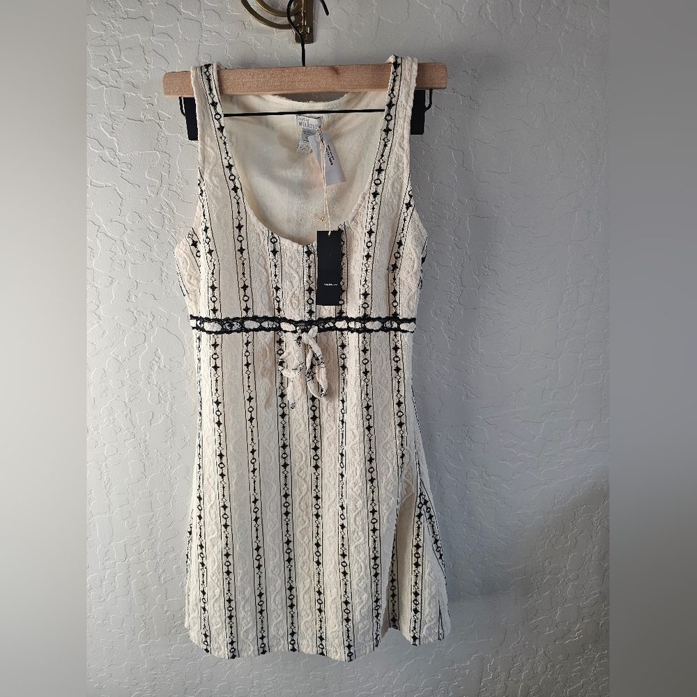 West of Melrose Textured Embroidered Mini Dress | Size M | Tillys Boho White Blk
